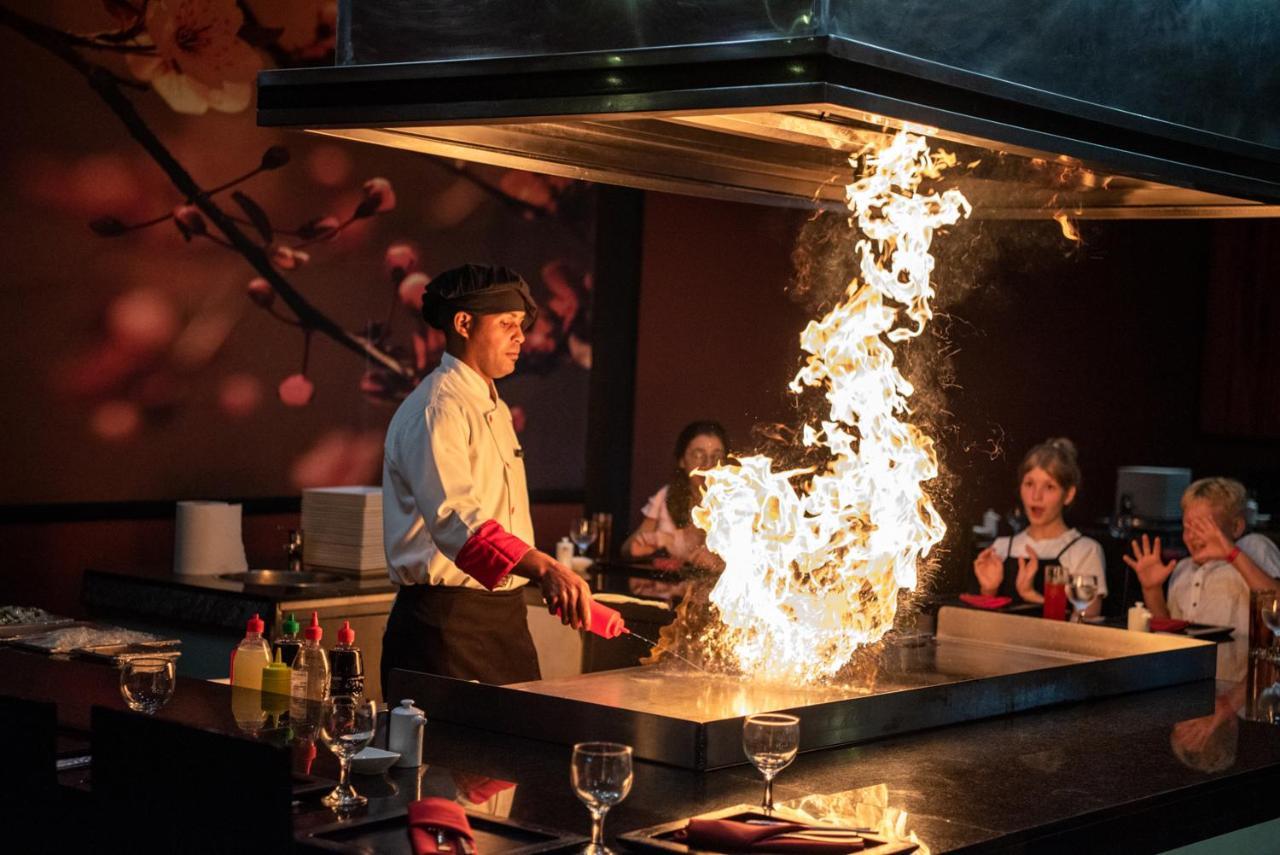 그랜드 시레니스 푼타 카나 리조트 카지노 앤 아쿠아게임스 - 올 인클루시브 Uvero Alto 외부 사진 Teppanyaki cooking