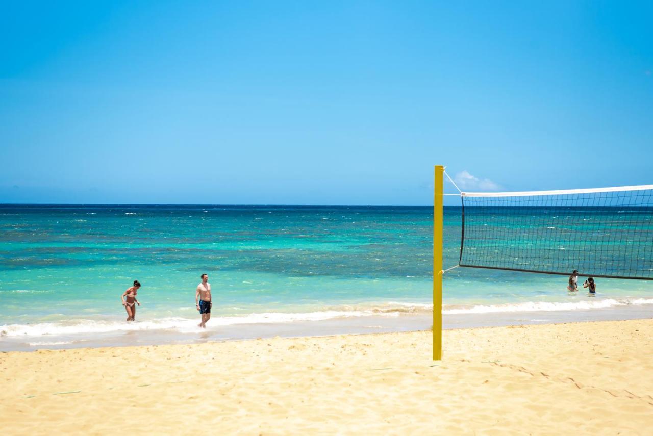 그랜드 시레니스 푼타 카나 리조트 카지노 앤 아쿠아게임스 - 올 인클루시브 Uvero Alto 외부 사진 Beach volleyball at the Grand Bahia Principe resort