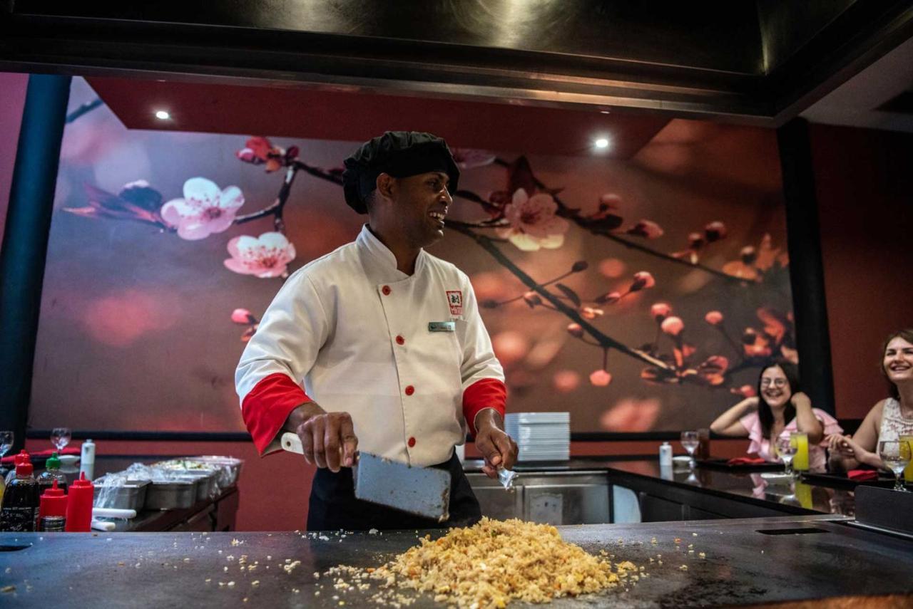 그랜드 시레니스 푼타 카나 리조트 카지노 앤 아쿠아게임스 - 올 인클루시브 Uvero Alto 외부 사진 A chef at work