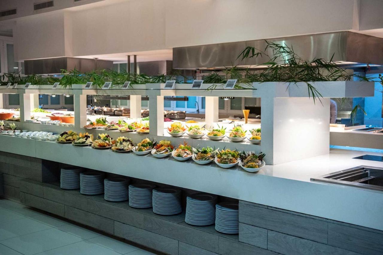그랜드 시레니스 푼타 카나 리조트 카지노 앤 아쿠아게임스 - 올 인클루시브 Uvero Alto 외부 사진 A salad bar