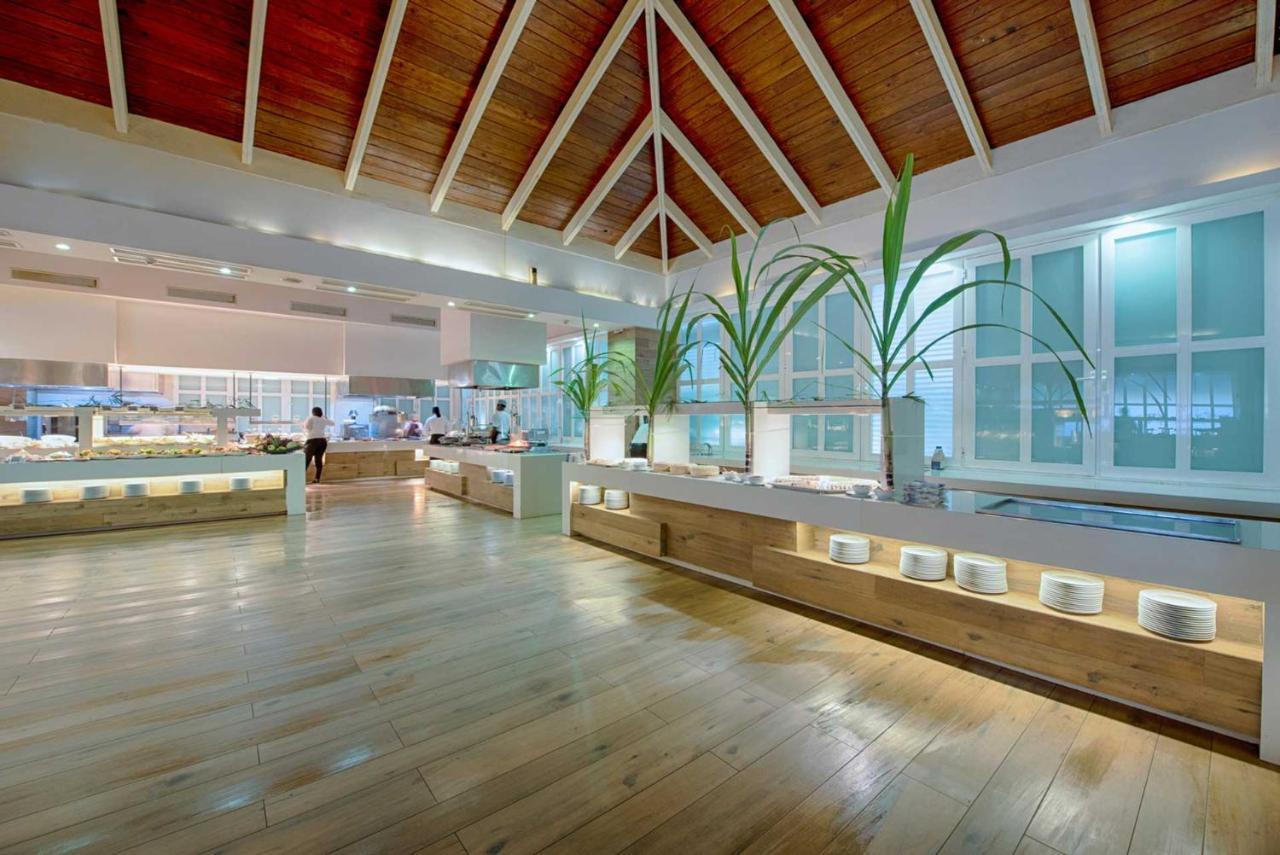 그랜드 시레니스 푼타 카나 리조트 카지노 앤 아쿠아게임스 - 올 인클루시브 Uvero Alto 외부 사진 The interior of the airport's main terminal