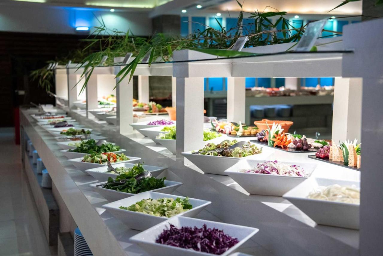 그랜드 시레니스 푼타 카나 리조트 카지노 앤 아쿠아게임스 - 올 인클루시브 Uvero Alto 외부 사진 A salad bar