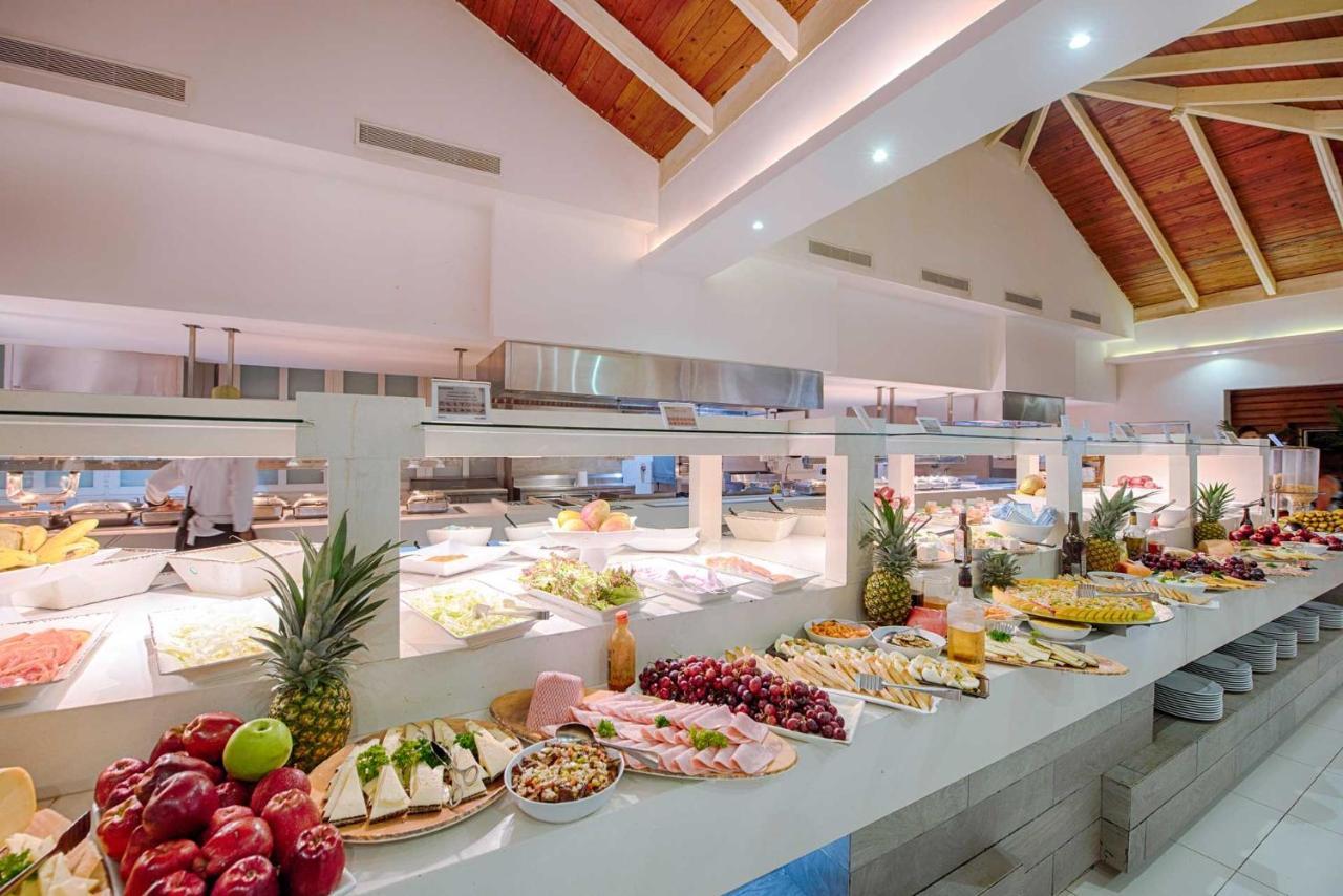 그랜드 시레니스 푼타 카나 리조트 카지노 앤 아쿠아게임스 - 올 인클루시브 Uvero Alto 외부 사진 Buffet at a resort