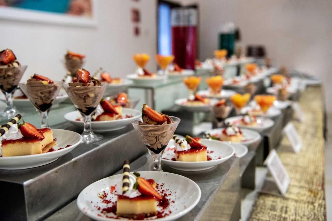 그랜드 시레니스 푼타 카나 리조트 카지노 앤 아쿠아게임스 - 올 인클루시브 Uvero Alto 외부 사진 A dessert buffet
