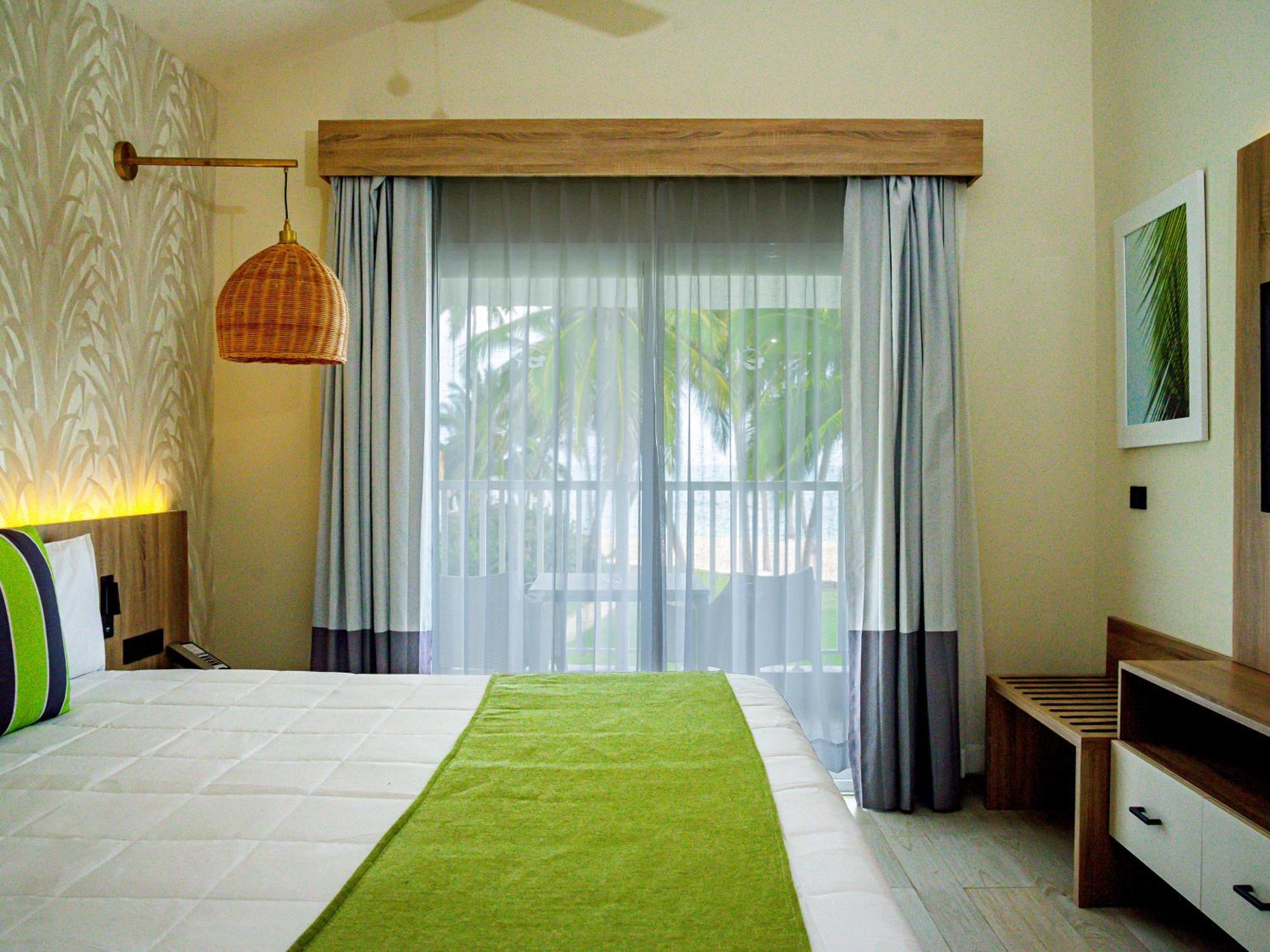 그랜드 시레니스 푼타 카나 리조트 카지노 앤 아쿠아게임스 - 올 인클루시브 Uvero Alto 외부 사진 A bedroom at the resort