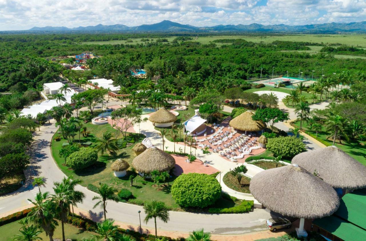 그랜드 시레니스 푼타 카나 리조트 카지노 앤 아쿠아게임스 - 올 인클루시브 Uvero Alto 외부 사진 Aerial view of the resort