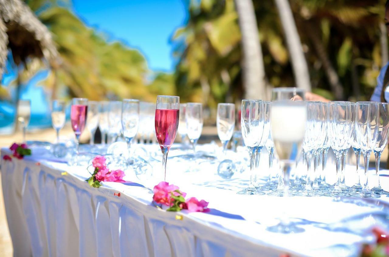 그랜드 시레니스 푼타 카나 리조트 카지노 앤 아쿠아게임스 - 올 인클루시브 Uvero Alto 외부 사진 Champagne glasses at a wedding reception